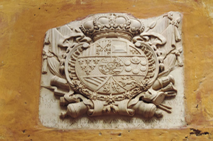 Escudo del Estanco del Tabaco, 1800. Foto R. Arteaga.