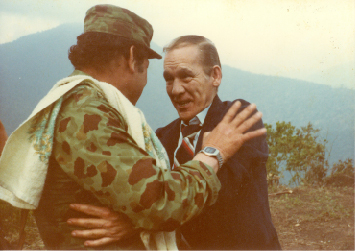 Manuel Marulanda Velez, jefe de las Farc, recibe a John Agudelo, presidente de la Comisión de Paz, en las montañas del Meta. Dos días después se firmaría la tregua.