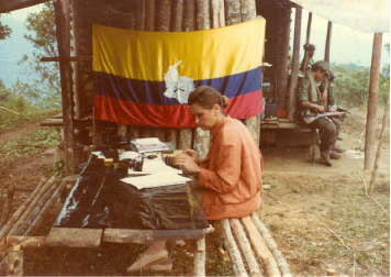 Margarita Vidal escribe a máquina los Acuerdos de Cese al Fuego, pactados por la Comisión de Paz del presidente Betancur y el alto mando de las Farc.