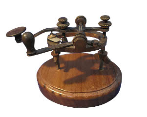 Llave o manipulador telegráfico vertical, fabricado por J.H. Bunnell & Co. Nueva York, 1881. Fotografía Mariana Rodríguez Ruiz. Colección particular.