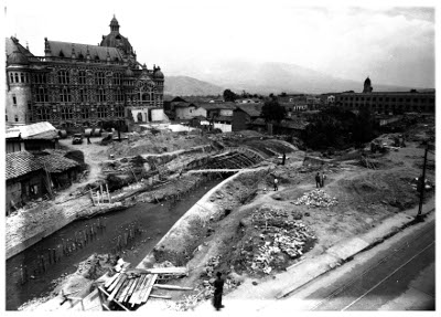 Cobertura de la quebrada de Santa Elena, ca. 1930. Biblioteca Pública Piloto de Medellín. Reg. BPP-F-005-0356.