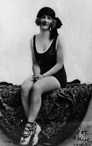 Blanca Isaza, 1926. Fotografía de Benjamín de la Calle Muñoz. Biblioteca Pública Piloto de Medellín / Archivo fotográfico. Reg. BPP-F-011-0503.