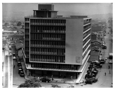 Edificio Miguel de Aguinaga, de las Empresas Públicas de Medellín, 1957. Biblioteca Pública Piloto de Medellín. Reg. BPP-F-016-0008.
