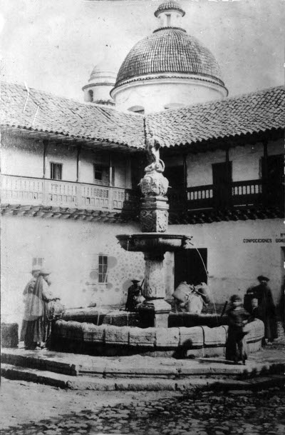 Plaza de San Carlos. Anónimo. Sociedad de Mejoras y Ornato de Bogotá. Archivo JVOR. Reg. V-332b.