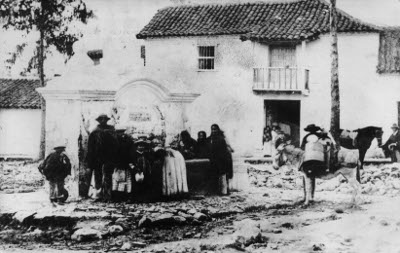 Pila de las Nieves, mercado e iglesia. Sociedad de Mejoras y Ornato de Bogotá. Archivo JVOR. Reg. VIII-581a.