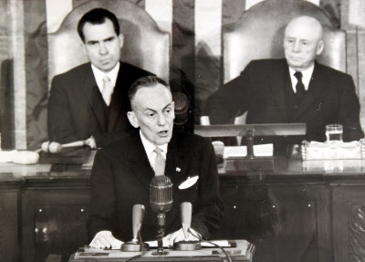 Alberto Lleras Camargo. Atras, a la izquierda, Richard Nixon. Archivo Semana.