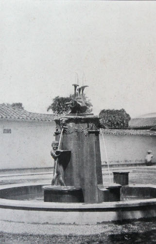 Fuente de San José. Obra del escultor F. A. Cano, encargada por la Sociedad de Mejoras Públicas.