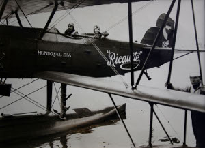 El capitán Benjamín Méndez, uno de nuestros primeros aviadores, acuatiza en Girardot en el aeroplano Ricaurte, el 30 de didiembre de 1928.
