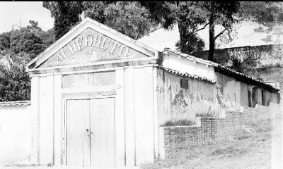 Puerta del acueducto de Egipto, situado en la avenida circunvalar entre calles 11 y 12, 1939. Colección Museo de Bogotá, fondo Daniel Rodríguez Reg. MdB 18652.