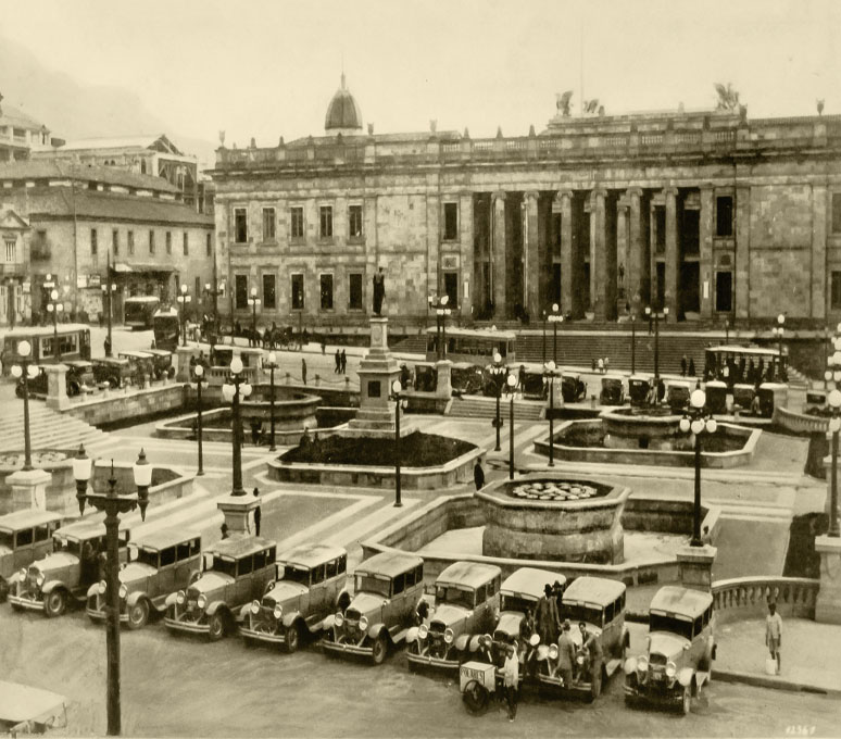 Plaza de Bolívar, 1937, Bogotá. Archivo fotográfico de Carlos Benavides Díaz.