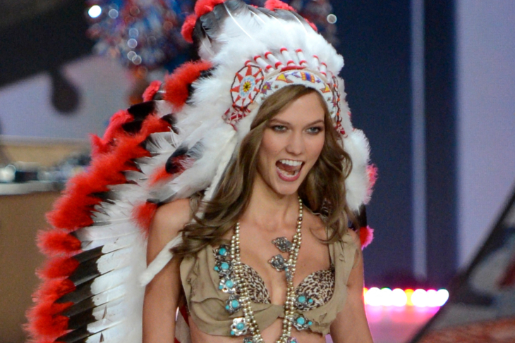 En 2012, la modelo Karlie Kloss participó en este desfile de ropa interior para una de las marcas  renombradas del mercado. La emisión del evento y la campaña relacionada tuvieron que ser retiradas  por cuenta de las numerosas quejas que generó esta referencia a los nativos americanos. Foto AFP. 