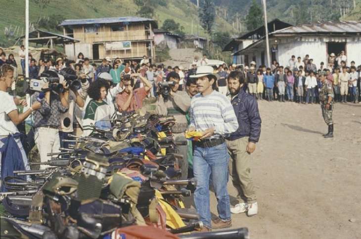 Carlos Pizarro encabeza la entrega de armas del M-19, en 1989