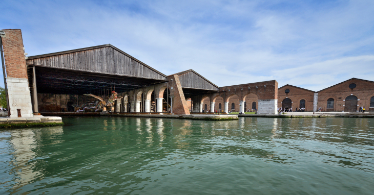 Panorámica del Arsenale en la  Bienal de Venecia 2022. Foto: Andrea Avezzù. Cortesía: Bienal De Venecia