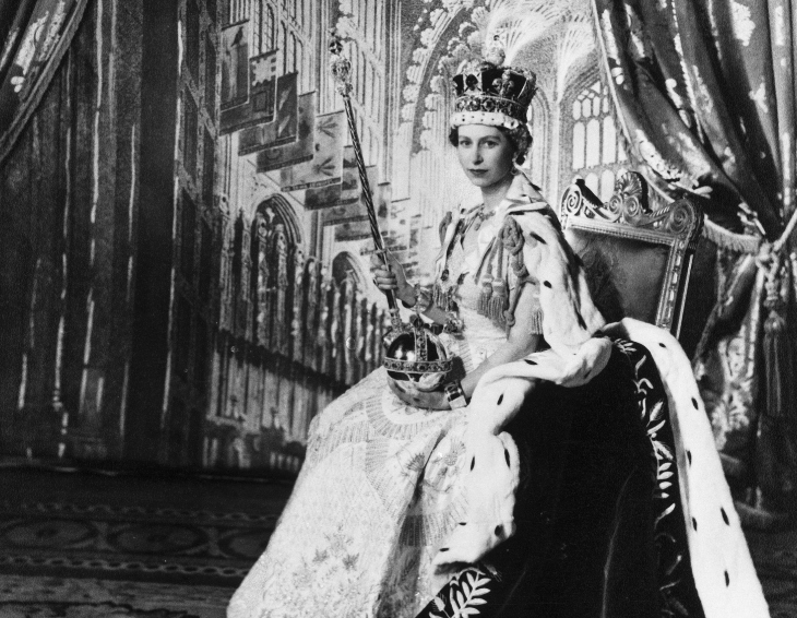 Este es el retrato oficial de la reina Isabel II, en la Abadía de Westminster,  tras su coronación en 1953. Al morir con 96 años de edad, partió como la monarca de más largo reino en la historia británica. Foto EFE. 