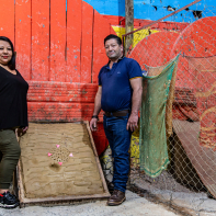 Doña Mariela  y don Miguel, que no dan  abasto con las reservas en  su tejo de Barrios Unidos,  en Bogotá. Foto: Andrea Moreno - Revista Credencial.