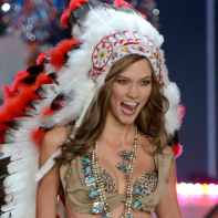 En 2012, la modelo Karlie Kloss participó en este desfile de ropa interior para una de las marcas  renombradas del mercado. La emisión del evento y la campaña relacionada tuvieron que ser retiradas  por cuenta de las numerosas quejas que generó esta referencia a los nativos americanos. Foto AFP. 