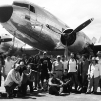 El equipo de la tierra y la sombra, regresando a Bogotá en un avión DC3 con 70 años de historia