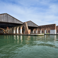Panorámica del Arsenale en la  Bienal de Venecia 2022. Foto: Andrea Avezzù. Cortesía: Bienal De Venecia