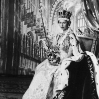 Este es el retrato oficial de la reina Isabel II, en la Abadía de Westminster,  tras su coronación en 1953. Al morir con 96 años de edad, partió como la monarca de más largo reino en la historia británica. Foto EFE. 