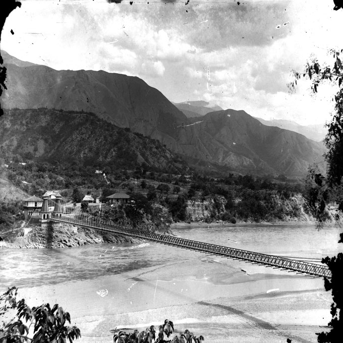 Vistqa panorámica del puente sobre el rió Cauca, desde el costado oriental hacia la parte occidental , a principios del siglo XX, Fotografia de Melitón  Rodriguez.Archivo Fotografico Biblioteca Pública Piloto de Medellin.