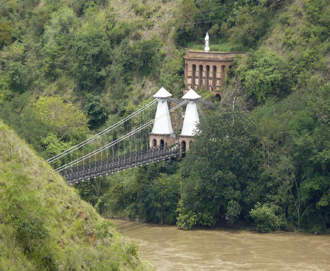 Vista parcial del puente hacia la portada occidental. Foto Luis Fernando González Escobar.